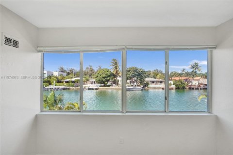 Apartment in Miami Beach, Florida 3 bedrooms, 120.77 sq.m. № 2036205