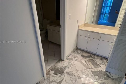 Copropriété à louer à Sunny Isles Beach, Floride: 2 chambres, 122.63 m2 № 1946804 - photo 17