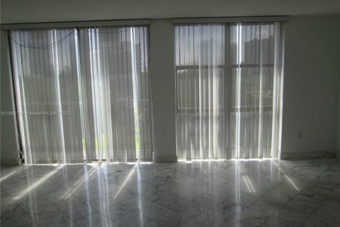 Copropriété à louer à Sunny Isles Beach, Floride: 2 chambres, 122.63 m2 № 1946804 - photo 2