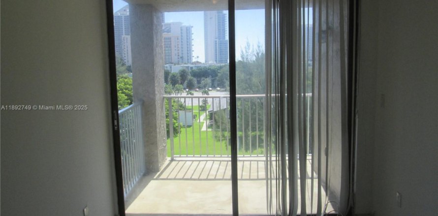Condo à Sunny Isles Beach, Floride, 2 chambres № 1946804