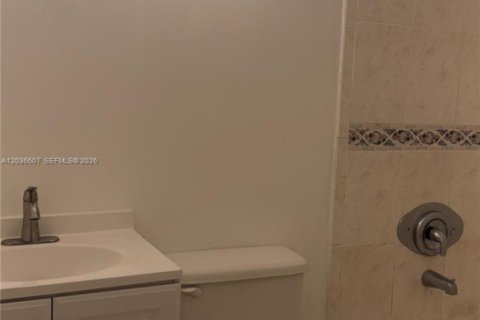 Снять в аренду таунхаус в Майами, Флорида 3 спальни, 130.06м2, № 2084912 - фото 10