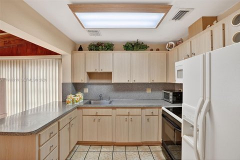 Купить виллу или дом в Майами, Флорида 2 спальни, 79.43м2, № 1998413 - фото 9