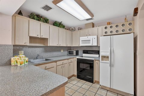 Купить виллу или дом в Майами, Флорида 2 спальни, 79.43м2, № 1998413 - фото 10