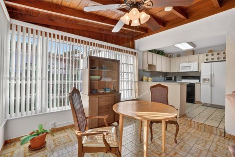 Купить виллу или дом в Майами, Флорида 2 спальни, 79.43м2, № 1998413 - фото 11