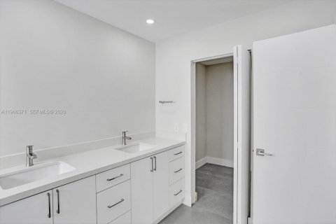 Casa en venta en Miami, Florida, 3 dormitorios, 193.14 m2 № 2029049 - foto 23