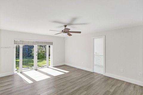 Casa en venta en Miami, Florida, 3 dormitorios, 193.14 m2 № 2029049 - foto 17