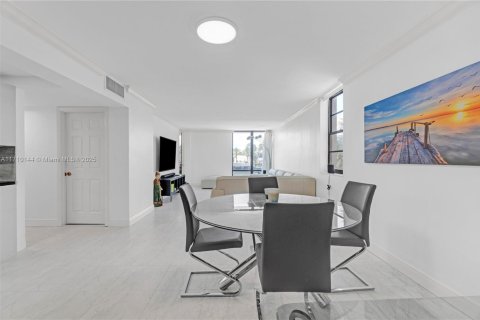 Condo in Hollywood, Florida, 2 bedrooms  № 2037520 - photo 6