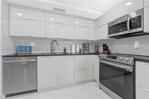 Condo in Hollywood, Florida, 2 bedrooms  № 2037520 - photo 10