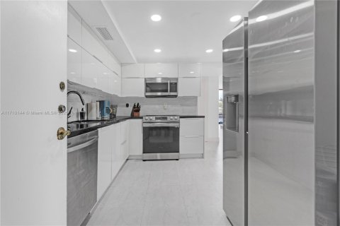 Condo in Hollywood, Florida, 2 bedrooms  № 2037520 - photo 11