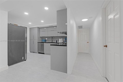 Condo in Hollywood, Florida, 2 bedrooms  № 2037520 - photo 12