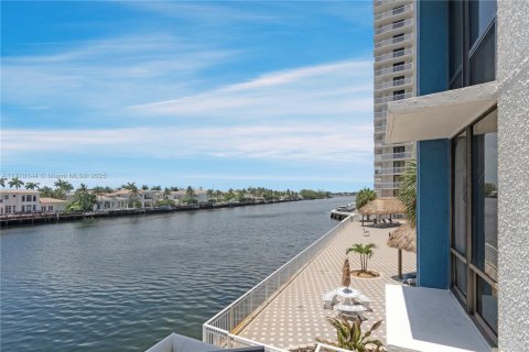 Condo in Hollywood, Florida, 2 bedrooms  № 2037520 - photo 28