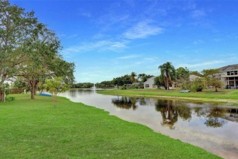 House in Coconut Creek, Florida 3 bedrooms, 198.53 sq.m. № 1891065 - photo 27