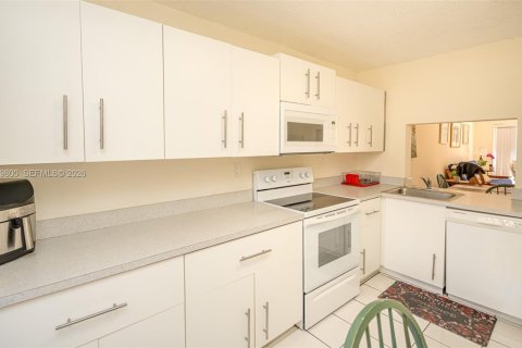 Adosado en venta en Lauderhill, Florida, 2 dormitorios, 113.71 m2 № 2090180 - foto 6