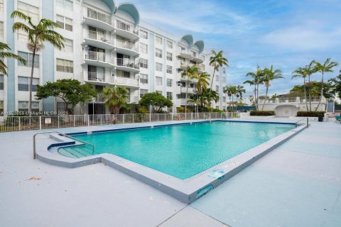 Снять в аренду кондоминиум в Майами, Флорида 1 спальня, 76.74м2, № 1947377 - фото 1