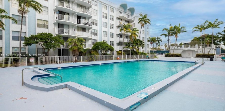 Кондоминиум с 1 спальней в Майами, Флорида № 1947377