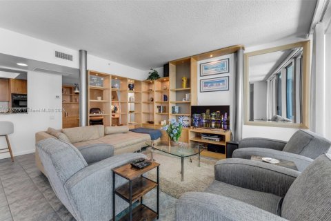 Condo in Miami Beach, Florida, 2 bedrooms  № 1693010 - photo 2