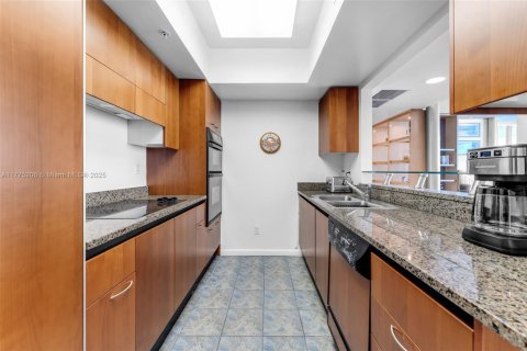 Condo in Miami Beach, Florida, 2 bedrooms  № 1693010 - photo 7