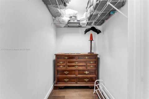 Condo in Miami Beach, Florida, 2 bedrooms  № 1693010 - photo 16