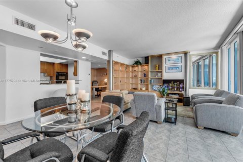 Condo in Miami Beach, Florida, 2 bedrooms  № 1693010 - photo 1