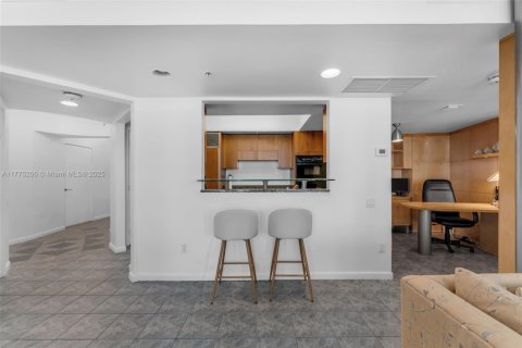 Condo in Miami Beach, Florida, 2 bedrooms  № 1693010 - photo 6
