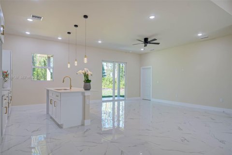 Casa en venta en Lehigh Acres, Florida, 3 dormitorios, 151.62 m2 № 2051716 - foto 4