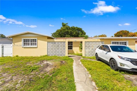 House in Miami Gardens, Florida 5 bedrooms, 240.62 sq.m. № 2065906