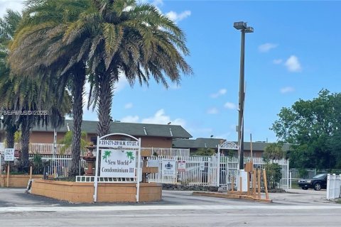 Studio à Condo à Miami Gardens, Floride  № 2090198