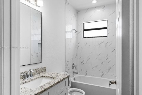 House in Lehigh Acres, Florida 3 bedrooms, 165.18 sq.m. № 1958973 - photo 23