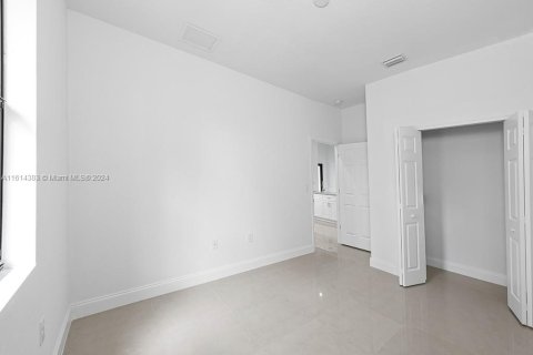 House in Lehigh Acres, Florida 3 bedrooms, 165.18 sq.m. № 1958973 - photo 24