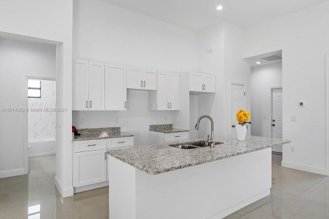 House in Lehigh Acres, Florida 3 bedrooms, 165.18 sq.m. № 1958973 - photo 8