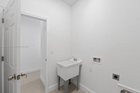 House in Lehigh Acres, Florida 3 bedrooms, 165.18 sq.m. № 1958973 - photo 15