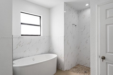 House in Lehigh Acres, Florida 3 bedrooms, 165.18 sq.m. № 1958973 - photo 21