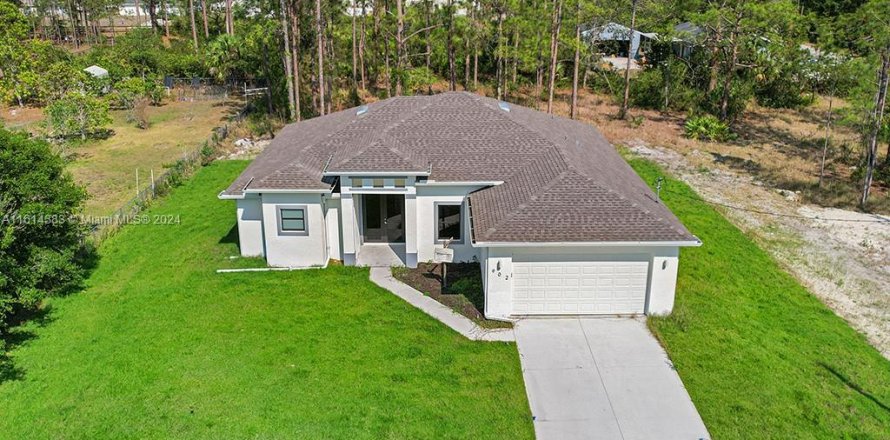 House in Lehigh Acres, Florida 3 bedrooms, 165.18 sq.m. № 1958973
