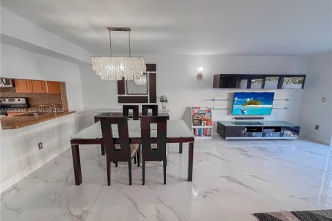 Villa ou maison à vendre à Aventura, Floride: 3 chambres, 160.07 m2 № 1998458 - photo 16