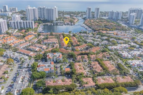 Villa ou maison à vendre à Aventura, Floride: 3 chambres, 160.07 m2 № 1998458 - photo 4