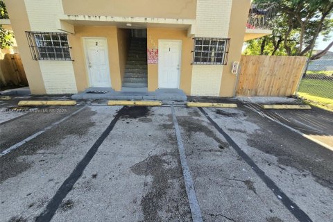 Villa ou maison à louer à Miami, Floride: 2 chambres, 410.72 m2 № 1941542 - photo 15