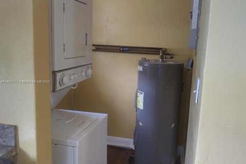 Villa ou maison à louer à Miami, Floride: 2 chambres, 410.72 m2 № 1941542 - photo 2