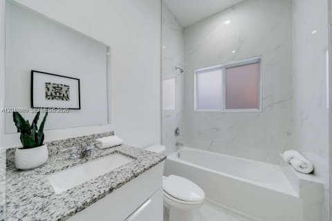 Adosado en venta en Miami, Florida, 3 dormitorios, 100.61 m2 № 2192407 - foto 6