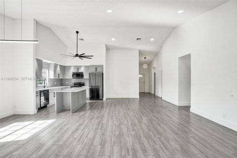 House in West Palm Beach, Florida 2 bedrooms, 153.57 sq.m. № 2066506 - photo 7