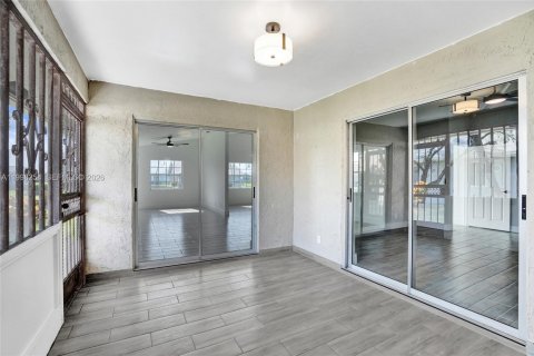 House in West Palm Beach, Florida 2 bedrooms, 153.57 sq.m. № 2066506 - photo 28