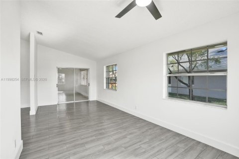 House in West Palm Beach, Florida 2 bedrooms, 153.57 sq.m. № 2066506 - photo 24