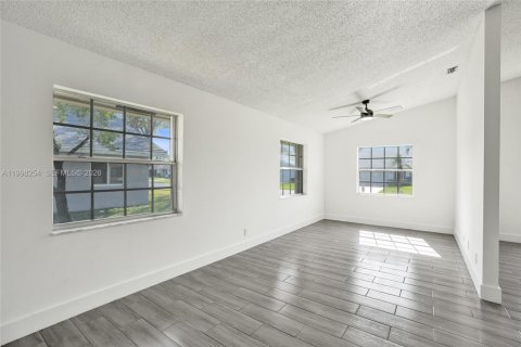 House in West Palm Beach, Florida 2 bedrooms, 153.57 sq.m. № 2066506 - photo 20