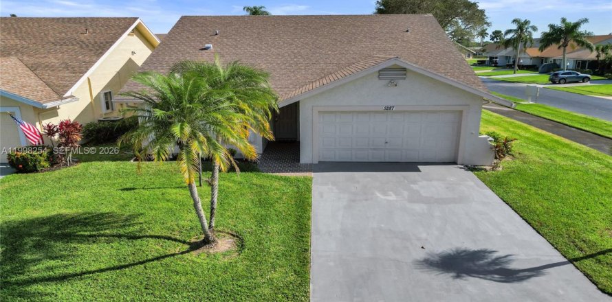 House in West Palm Beach, Florida 2 bedrooms, 153.57 sq.m. № 2066506