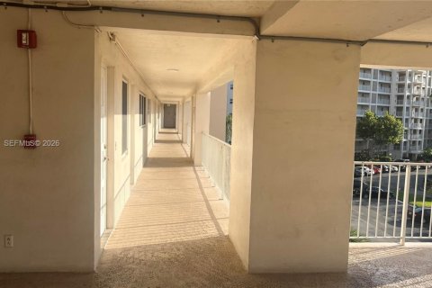 Купить кондоминиум в Помпано-Бич, Флорида 4 комнаты, 102.19м2, № 2173989 - фото 2