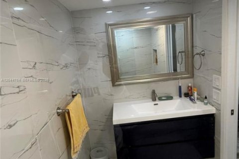 Купить кондоминиум в Помпано-Бич, Флорида 4 комнаты, 102.19м2, № 2173989 - фото 23