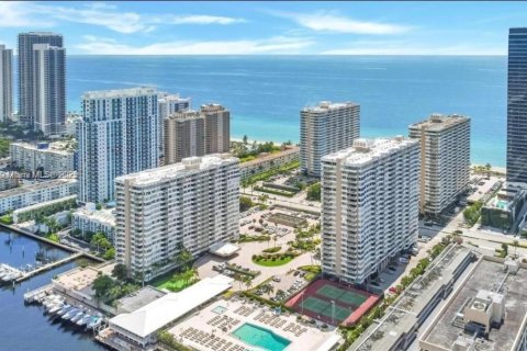 Copropriété à louer à Hallandale Beach, Floride: 1 chambre, 80.82 m2 № 1975376 - photo 2