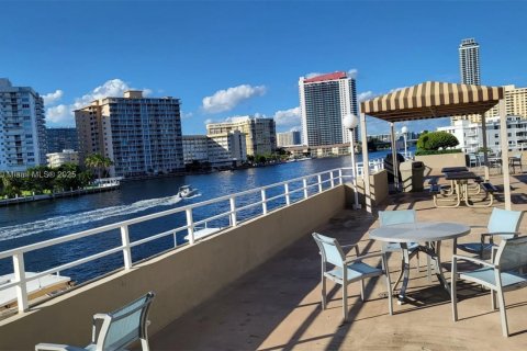 Copropriété à louer à Hallandale Beach, Floride: 1 chambre, 80.82 m2 № 1975376 - photo 13