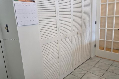 Copropriété à louer à Hallandale Beach, Floride: 1 chambre, 80.82 m2 № 1975376 - photo 8