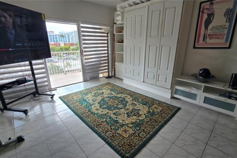 Copropriété à louer à Hallandale Beach, Floride: 1 chambre, 80.82 m2 № 1975376 - photo 4