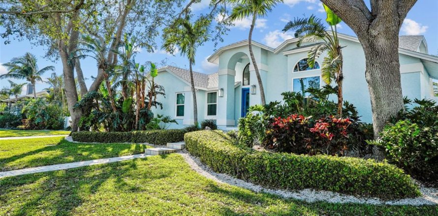 House in Tierra Verde, Florida 4 bedrooms, 215.81 sq.m. № 1556520